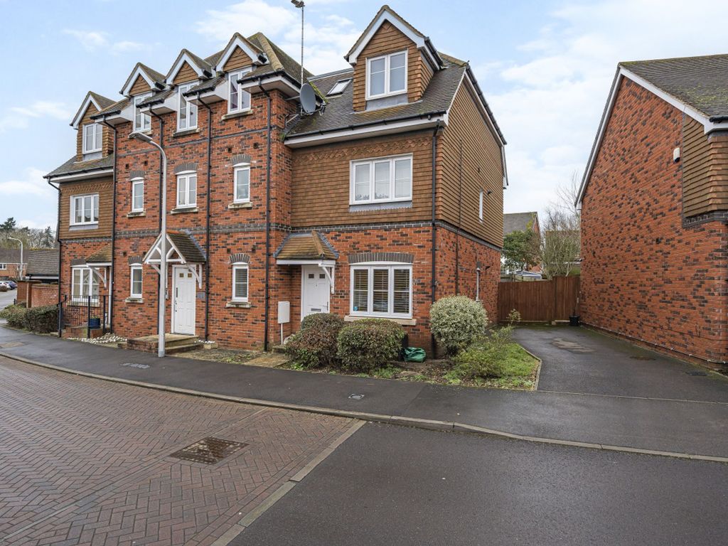 2 bed to rent in Carina Drive, Wokingham RG40, £1,300 pcm