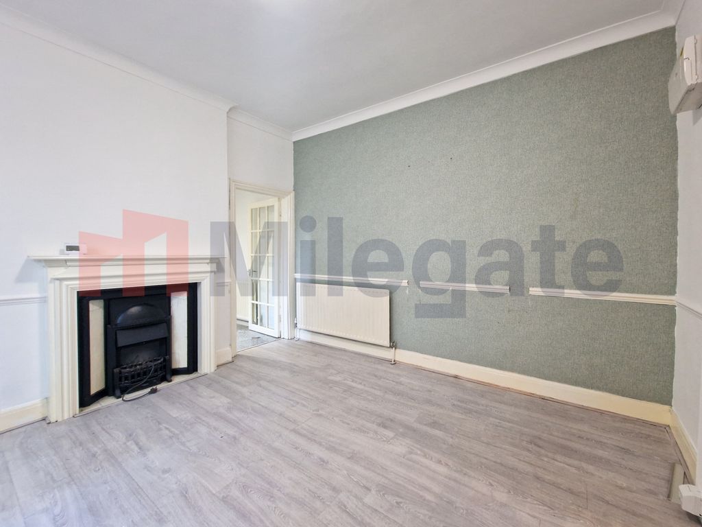 2 bed flat to rent in Winton Avenue, WestcliffOnSea SS0, £1,275 pcm