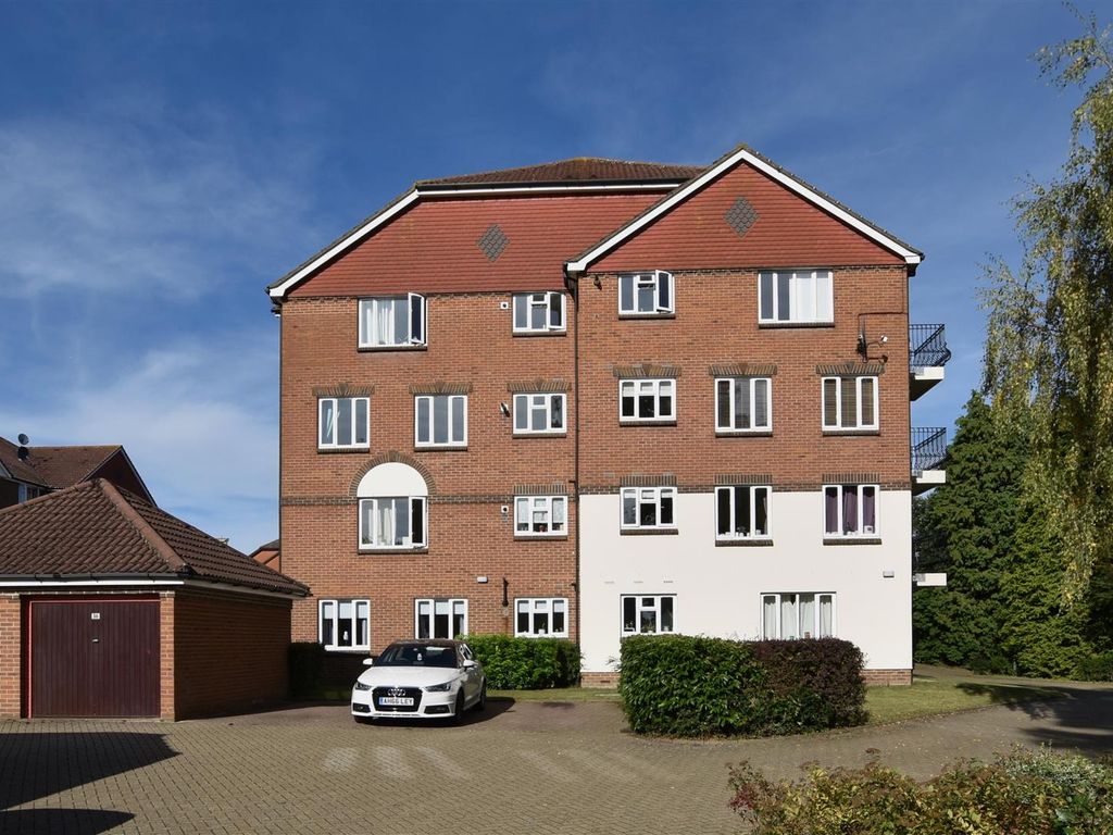 2 bed flat to rent in St. Annes Rise, Redhill RH1, £1,375 pcm Zoopla