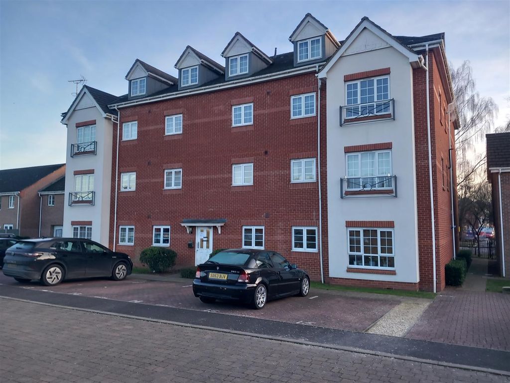 2 bed flat to rent in Squirrel Court, Aldershot GU12, £1,295 pcm Zoopla