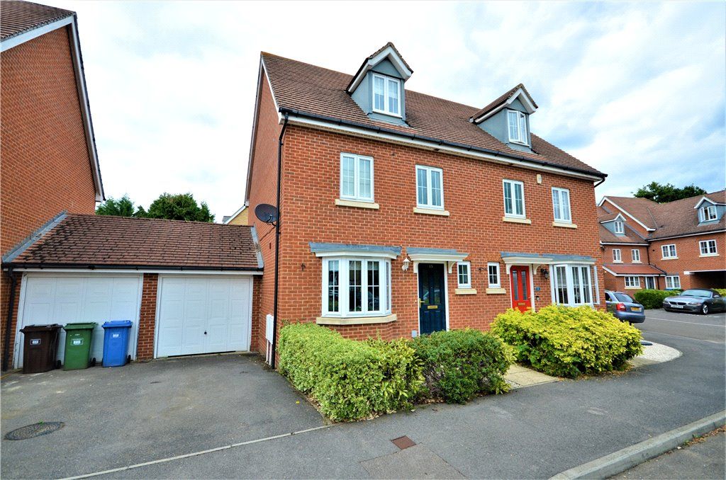 4 bed semidetached house for sale in Alford Close, Sandhurst
