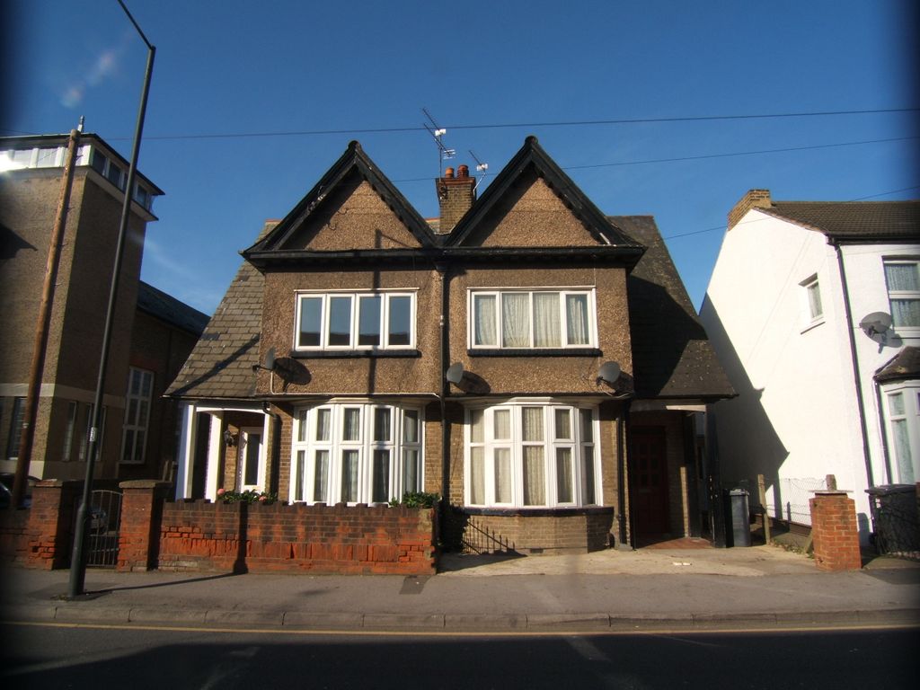 3 bed semidetached house to rent in Ledgers Road, Slough SL1, £1,670