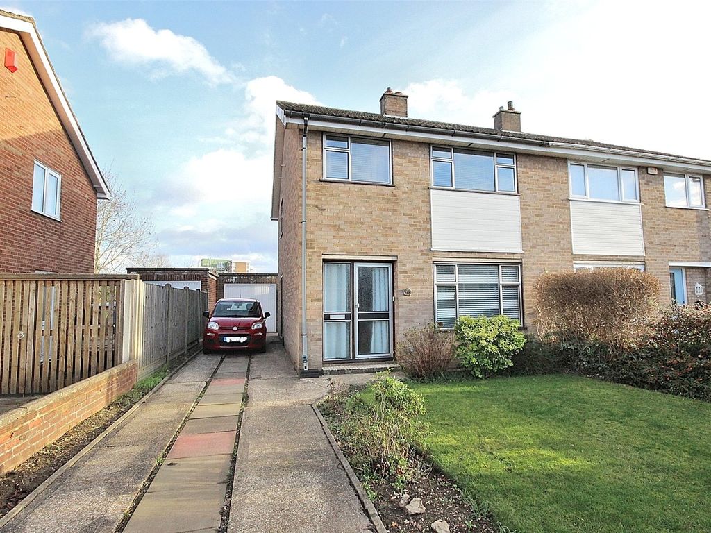 3 bed semidetached house for sale in Windrush Avenue, Bedford