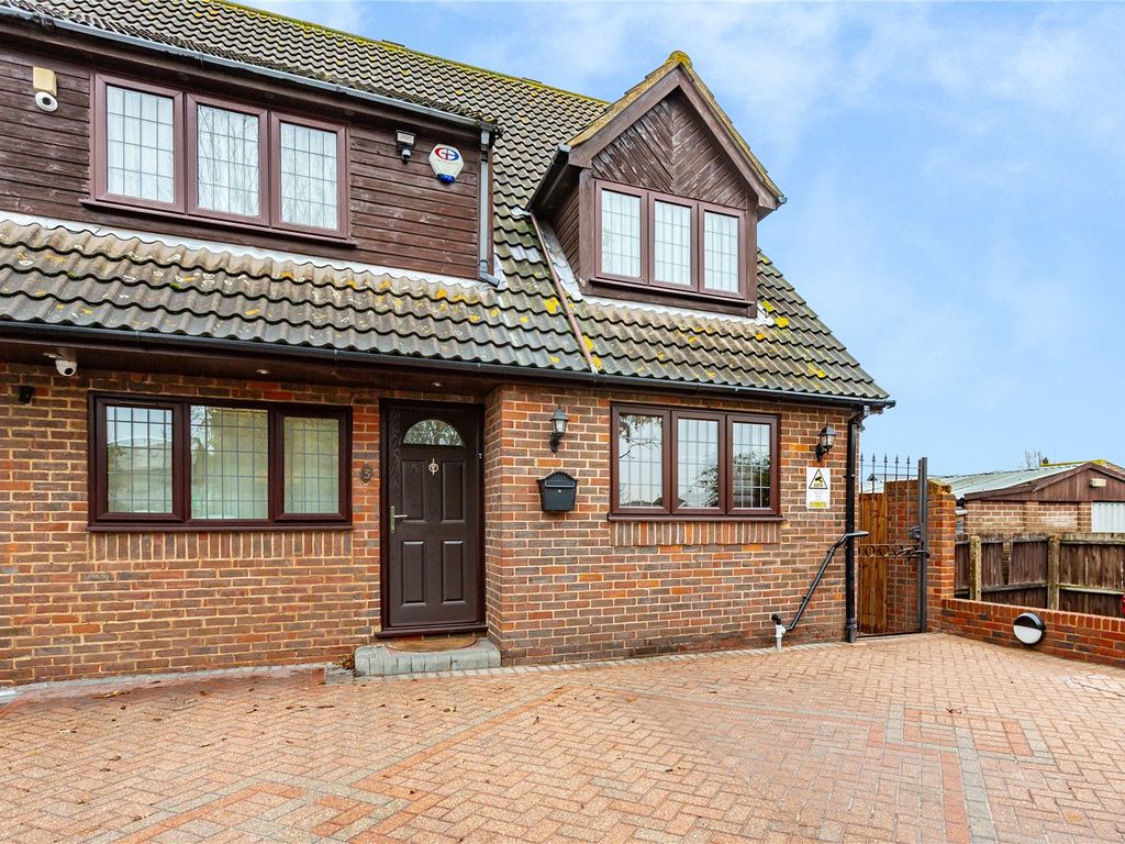 3 bed semidetached house for sale in Willow Way, Romford RM3, £600,000
