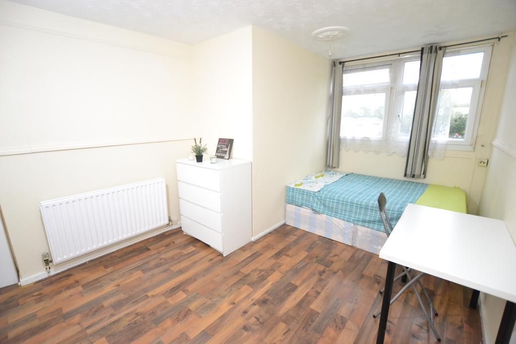 Room to rent in Cable Street, London E1, £997 pcm Zoopla