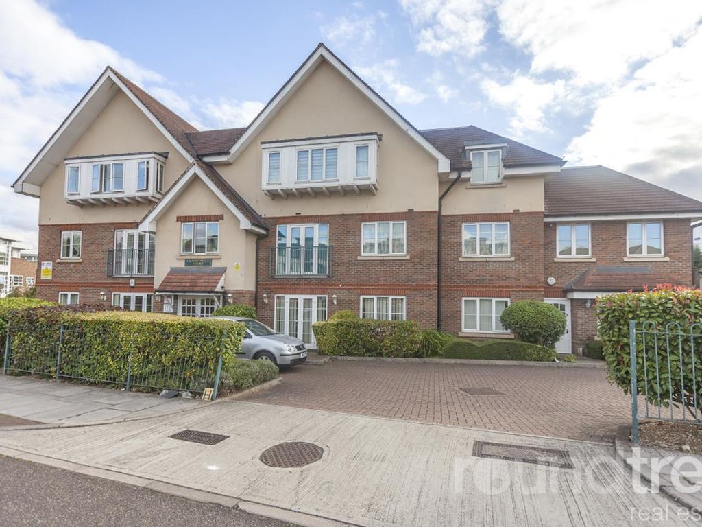 2 bed flat to rent in Christopher Court, Great North Way, Hendon NW4