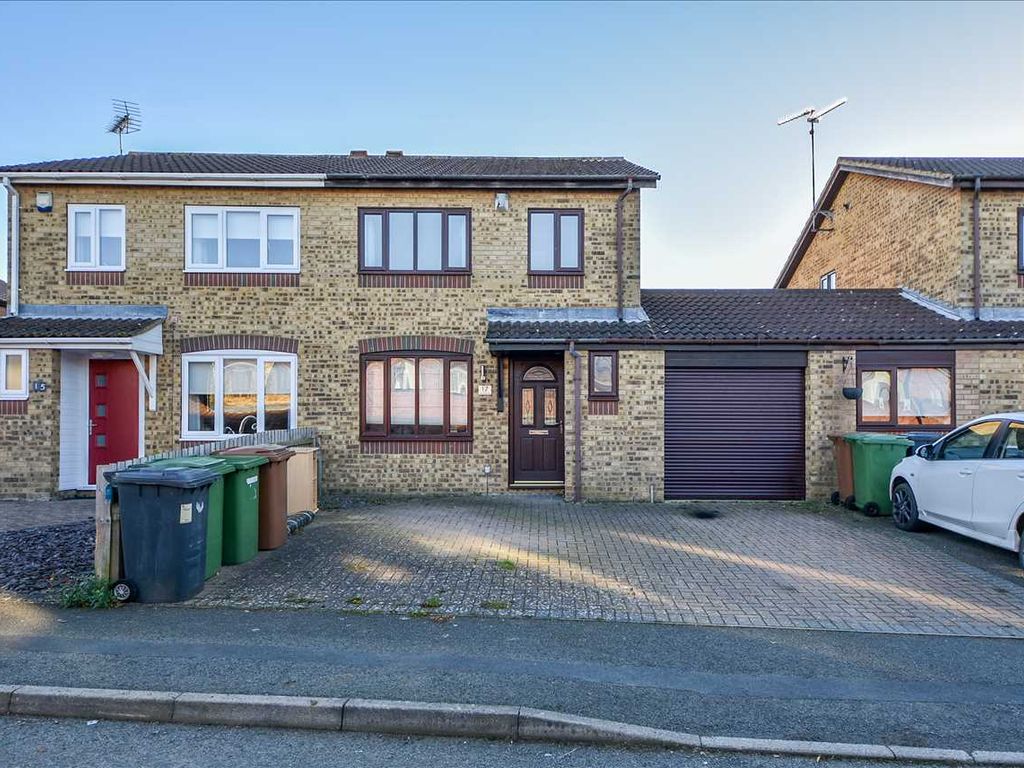 3 bed semidetached house to rent in Brampton Close, Gleneagles