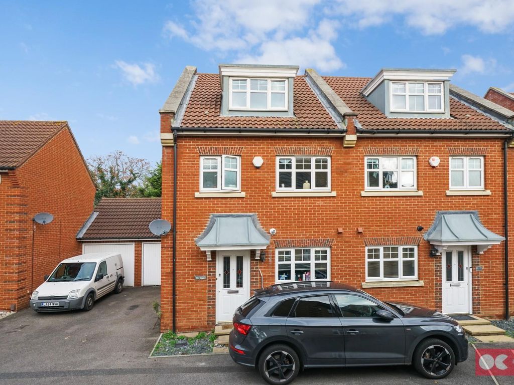 4 bed property for sale in Oxford Close, Heath Park, Romford RM2 Zoopla