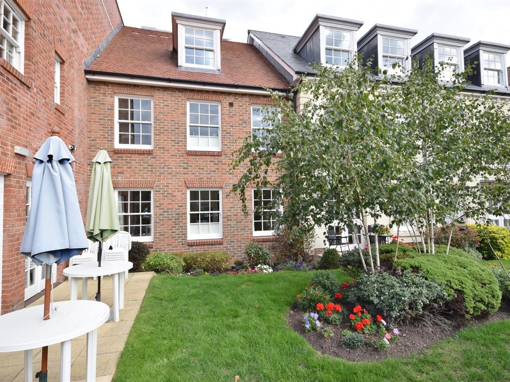 Longbridge, Farnham GU9  