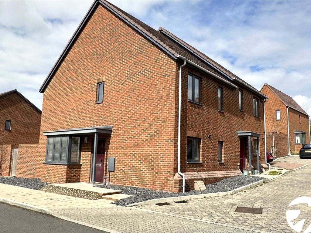 3 bed semidetached house for sale in Hoadley End, Castle Hill