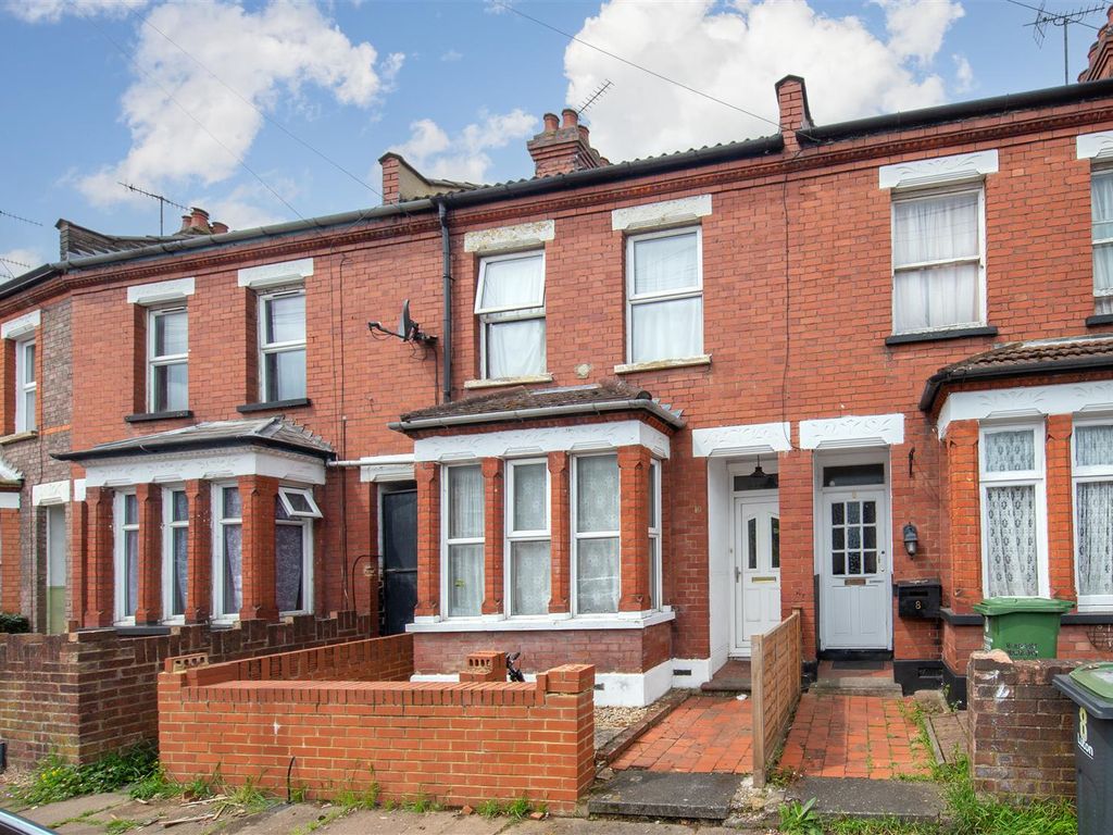 3 bed terraced house for sale in Chiltern Rise, Luton, Bedfordshire LU1