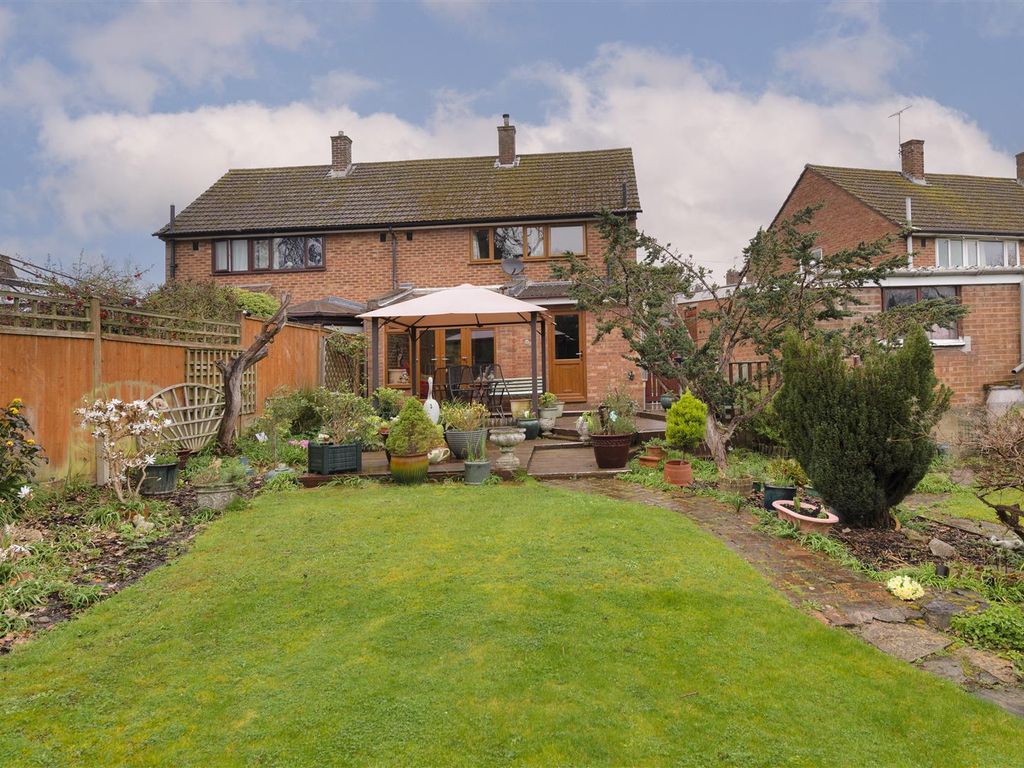 3 bed semidetached house for sale in Dowgate Close, Tonbridge TN9, £