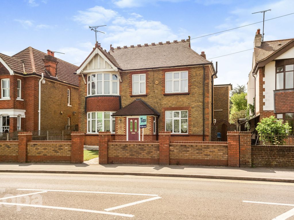 4 bed detached house for sale in London Road, Rainham, Gillingham ME8