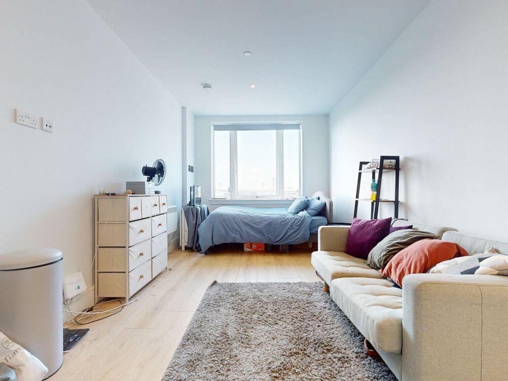 Studio to rent in Stanwell Road, Feltham TW14, £1,275 pcm Zoopla