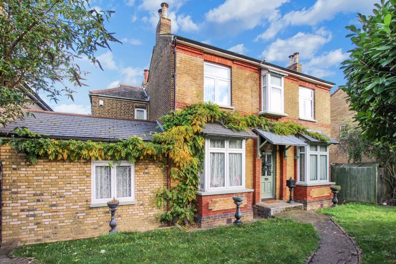 5 bed detached house for sale in Hawley Road, Dartford DA2, £950,000