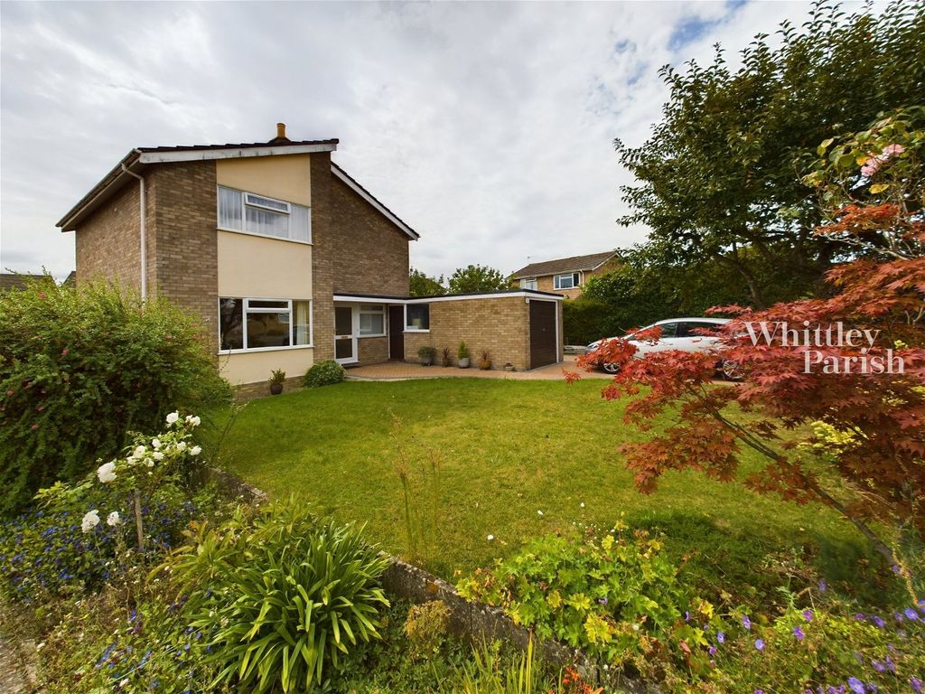 4 bed detached house for sale in Peregrine Close, Diss IP22, £325,000