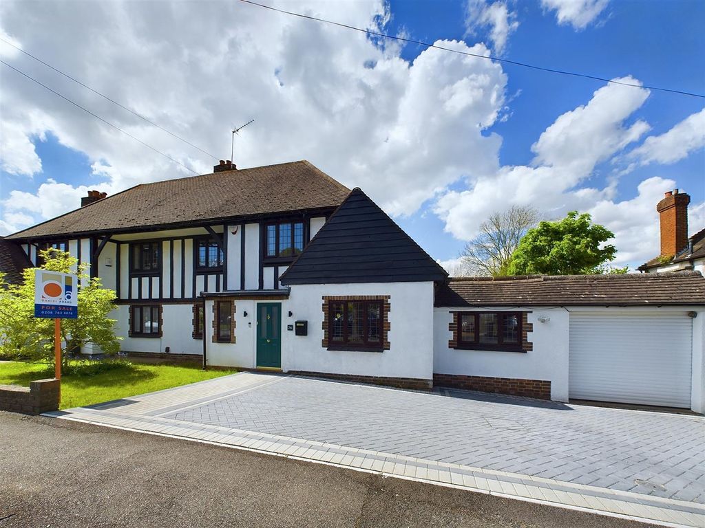 3 bed property for sale in Penwortham Road, Sanderstead, South Croydon