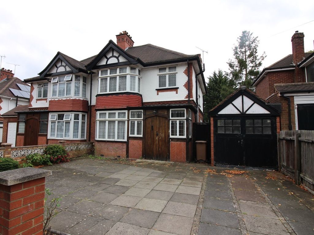 3 bed semidetached house to rent in Dunstable Road, Luton LU4, £1,400