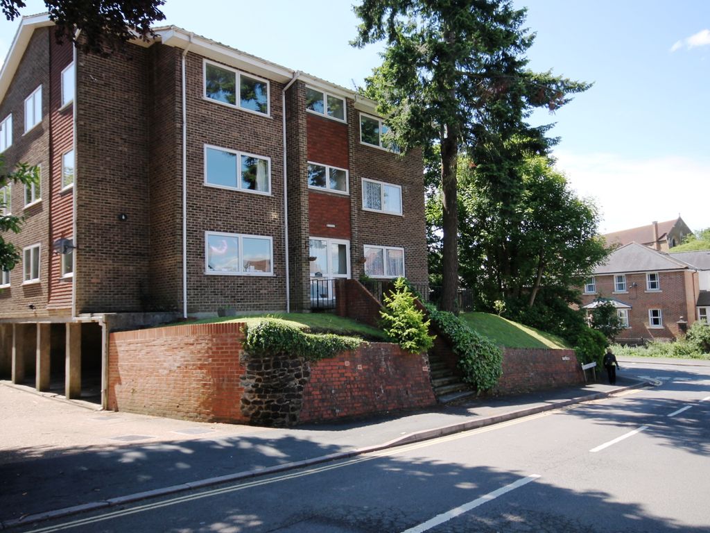 2 bed flat to rent in St. Pauls Road West, Dorking RH4, £1,200 pcm Zoopla