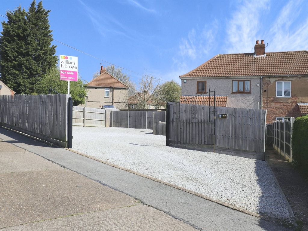 3 bed semidetached house for sale in Jubilee Gardens, Whitwell
