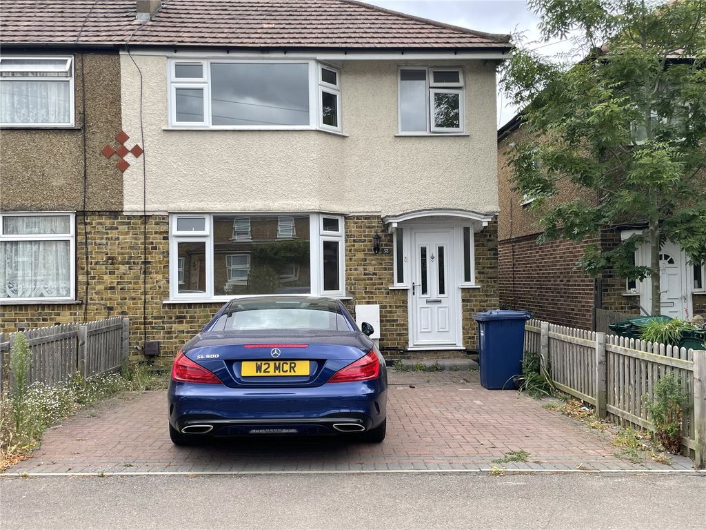 3 bed semidetached house to rent in Lane, Hertfordshire