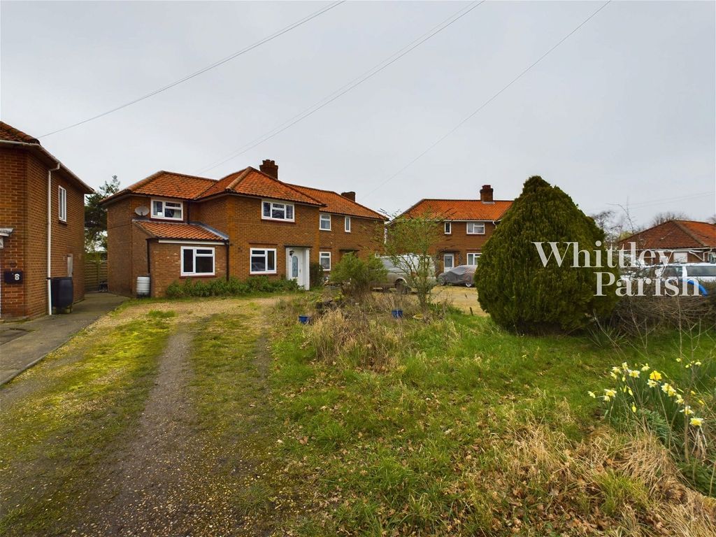 3 bed semidetached house for sale in High Green, Great Moulton