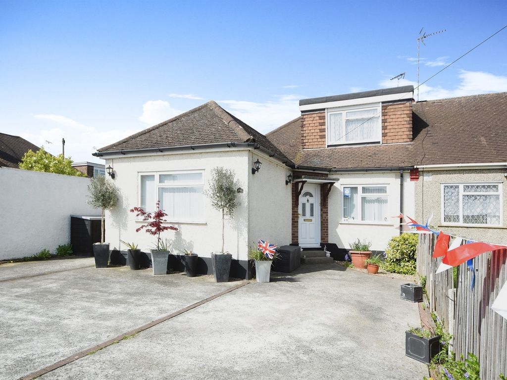 3 bed property for sale in Grange Gardens, Rayleigh SS6 Zoopla