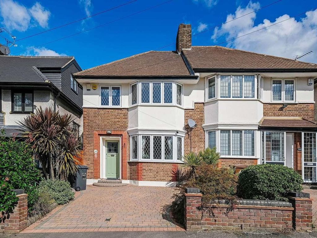 3 bed semidetached house for sale in Leadale Avenue, London E4, £