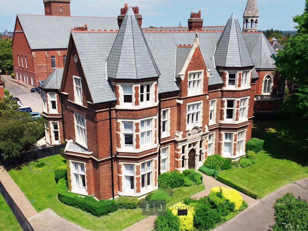 3 bed flat to rent in Montague House, Repton Park, Woodford Green IG8