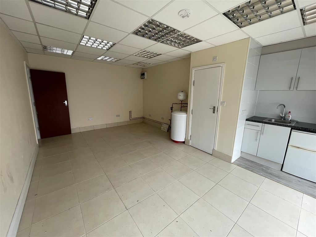 Property to rent in Hanworth Road, Hounslow TW3, £2,000 pcm Zoopla