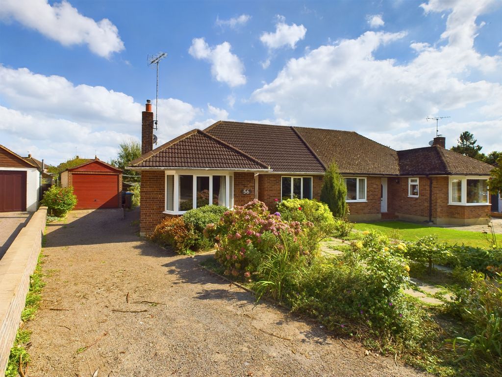 3 bed semidetached bungalow for sale in Hill Mead, Horsham RH12, £