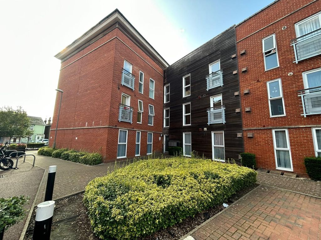 2 bed flat to rent in Holman Court, Ipswich IP2, £950 pcm Zoopla