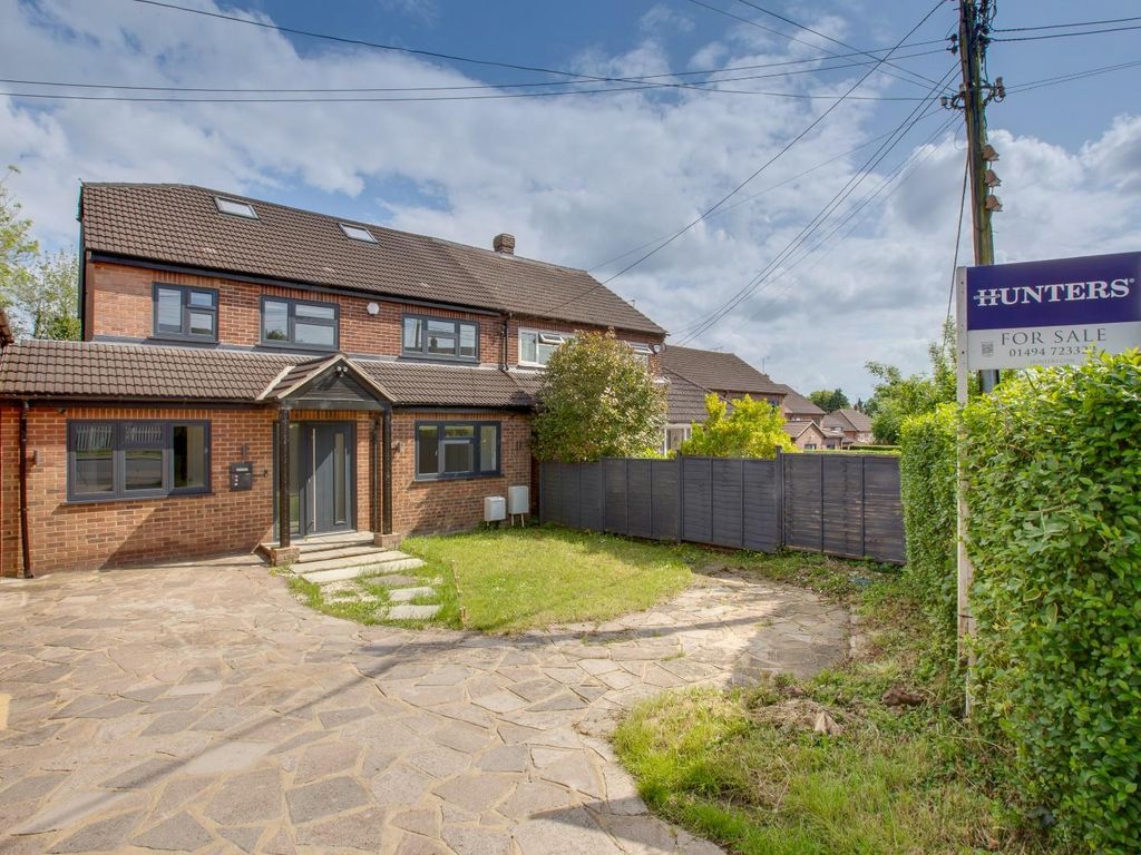 4 bed semidetached house for sale in Quarrendon Road, Amersham