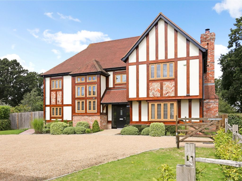 5 bed detached house for sale in Parsonage Croft, Etchingham TN19, £