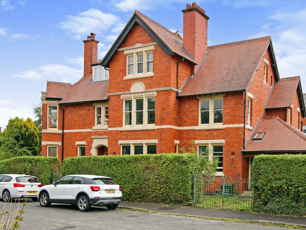 8 bed detached house for sale in Arlais Road, Llandrindod Wells LD1, £