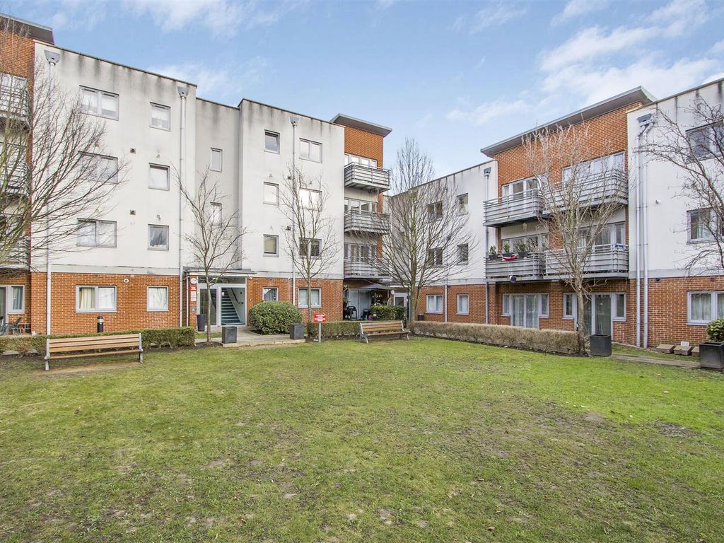 1 bed flat to rent in Cannock Court, Hawker Place, Walthamstow, London