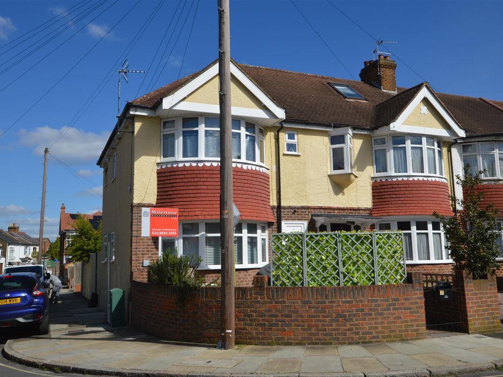 1 bed flat for sale in Seaton Close, Whitton, Twickenham TW2, £269,950