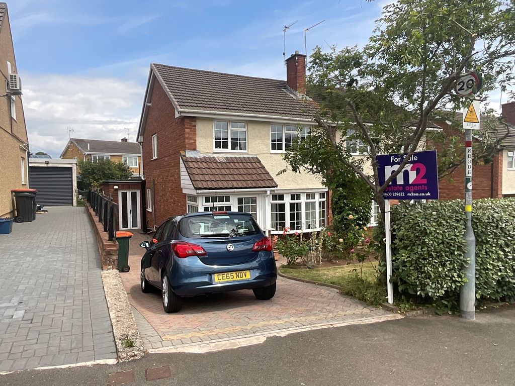 4 bed semidetached house for sale in Larch Grove, Newport NP20, £