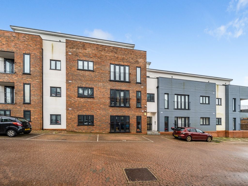 1 bed flat to rent in Cantelupe Road, East Grinstead RH19, £1,100 pcm