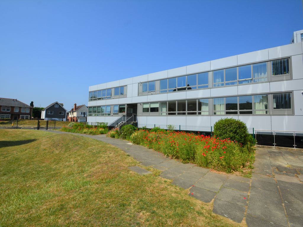 2 bed flat to rent in Wellington Close, WaltonOnThames KT12 Zoopla