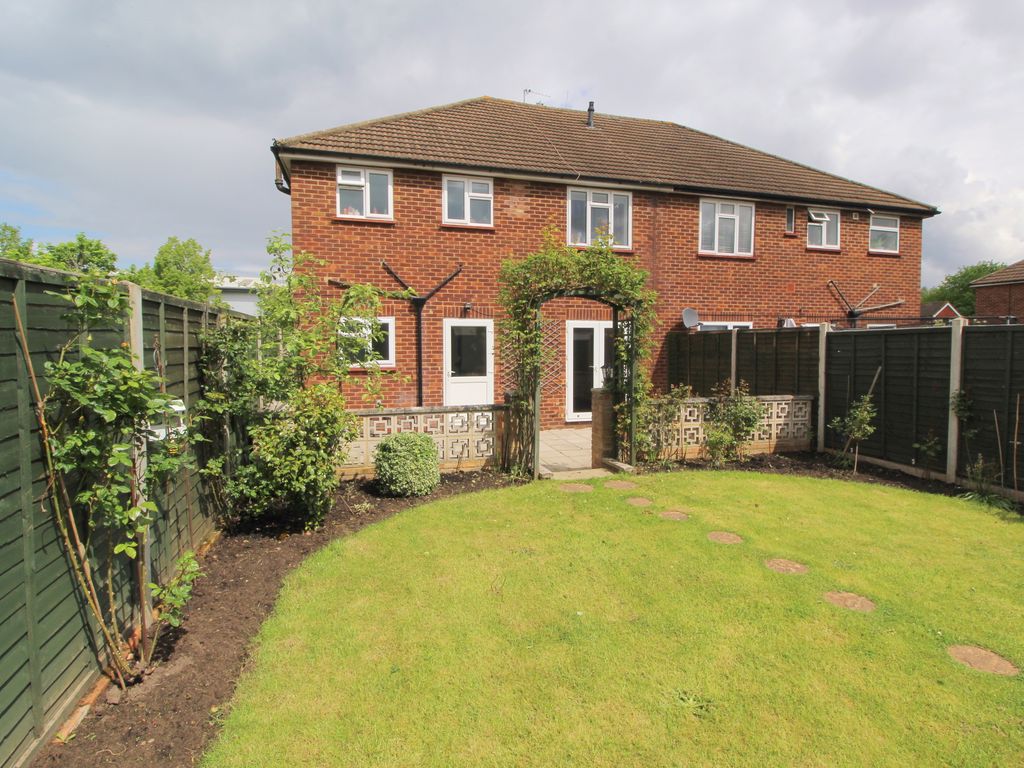 2 bed flat to rent in Royston Road, Byfleet, Surrey KT14 Zoopla