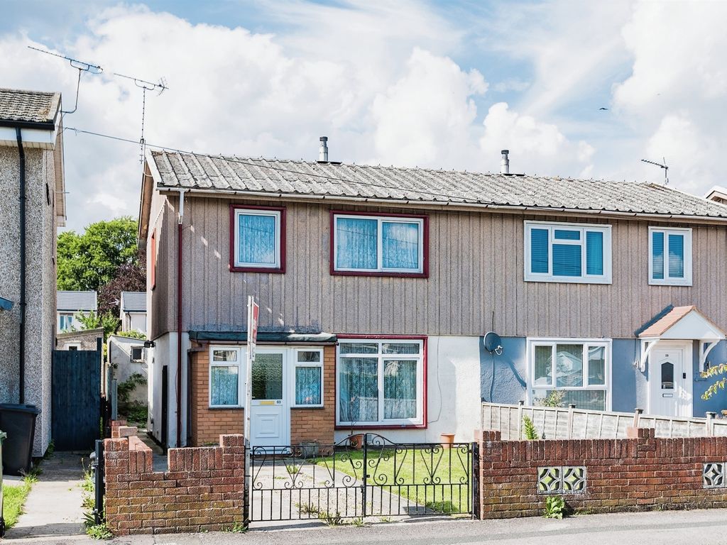 3 bed semidetached house for sale in Cunningham Road, Swindon SN2, £