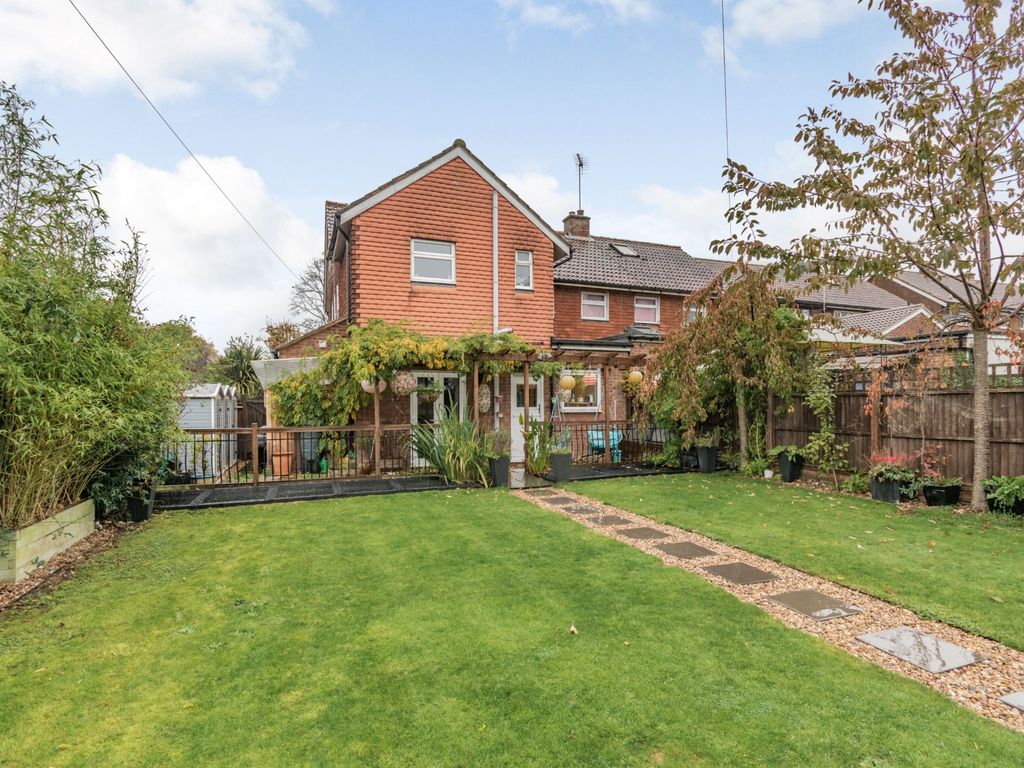 5 bed semidetached house for sale in Dulwich Way, Croxley Green