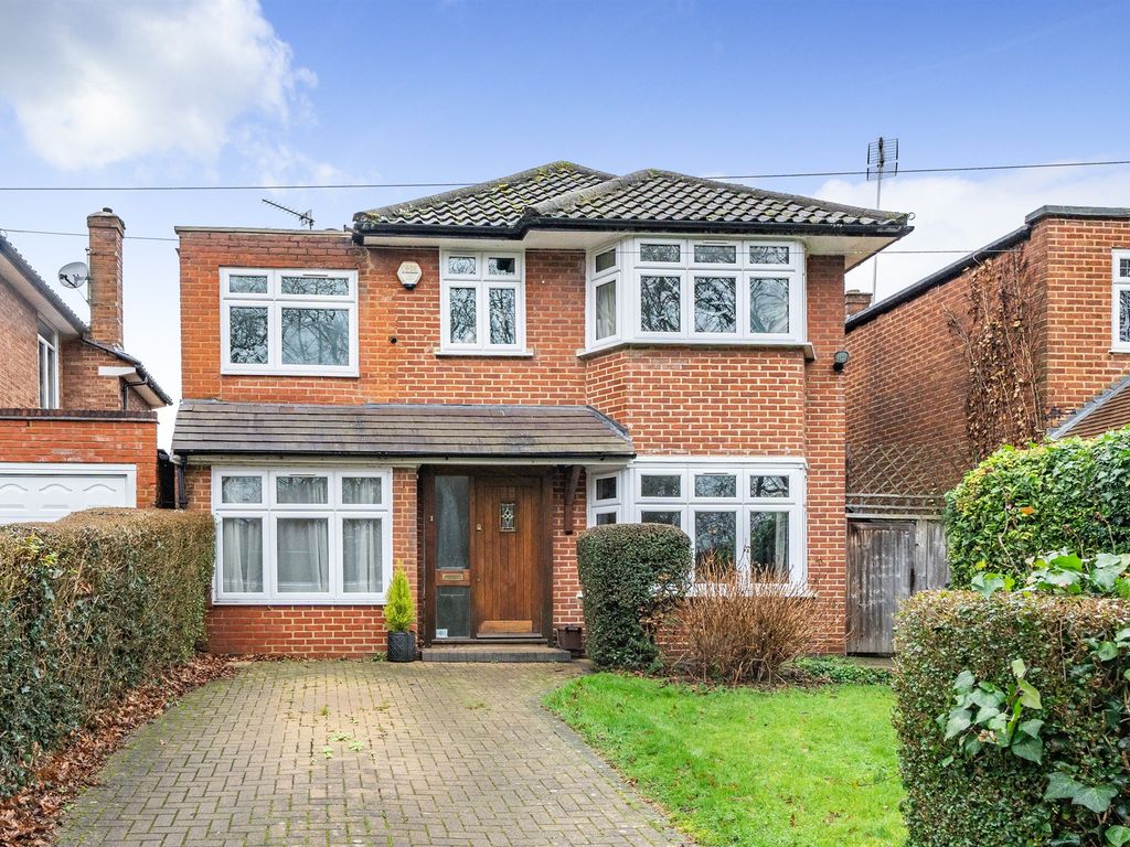 4 bed detached house for sale in Lonsdale Drive, Enfield EN2, £925,000