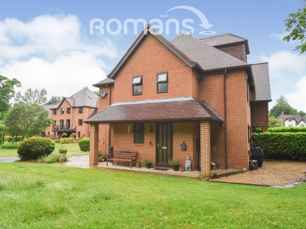 4 bed end terrace house to rent in Heathlands Court, Finchampstead