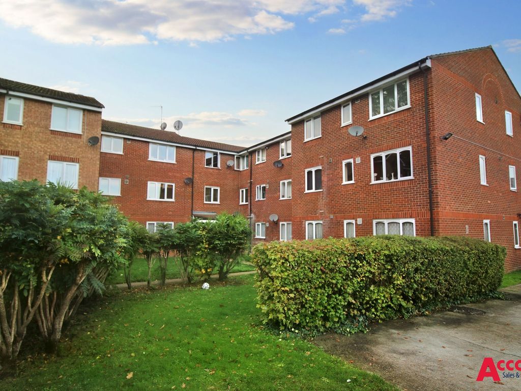 2 bed flat to rent in Latimer Drive, Hornchurch RM12, £1,400 pcm Zoopla