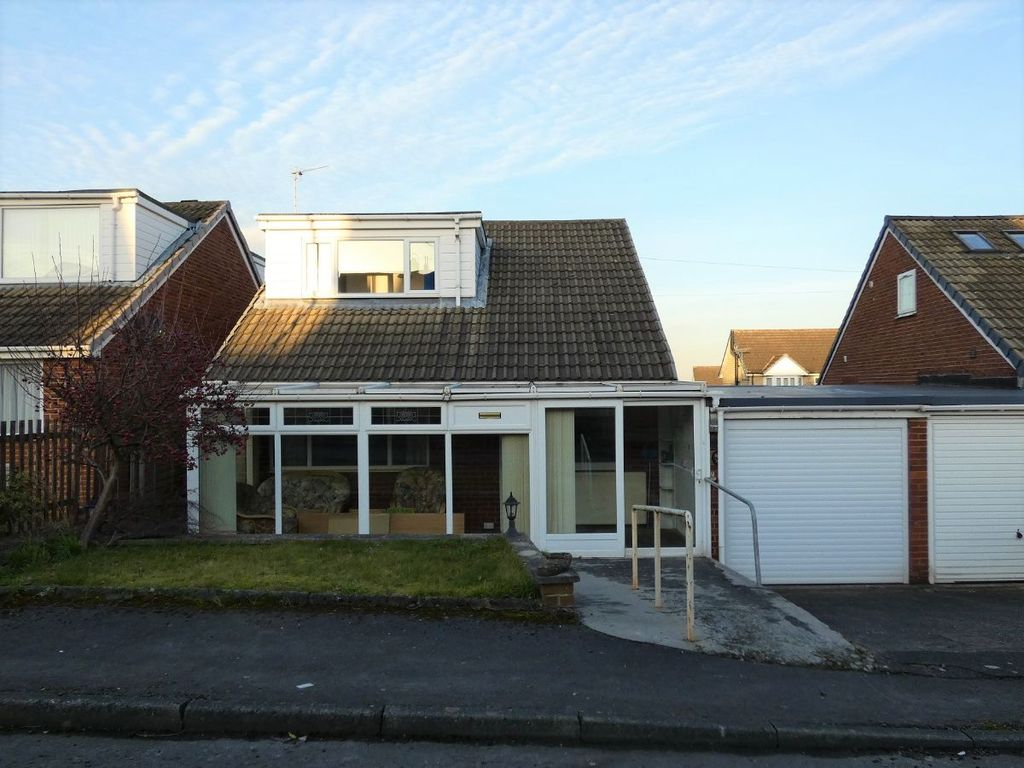 3 bed detached house to rent in King Street, Drighlington, Bradford