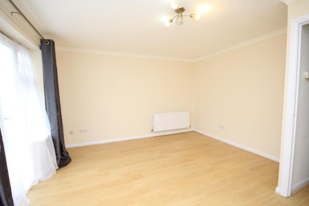 2 bed flat to rent in Aster Court, Firethorn Close, Edgware, Middlesex