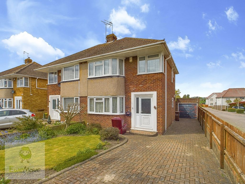 3 bed semidetached house for sale in Brompton Farm Road, Strood