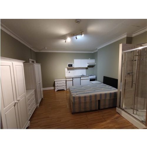 Room to rent in Castletown Road, West Kensington, London W14 - Zoopla